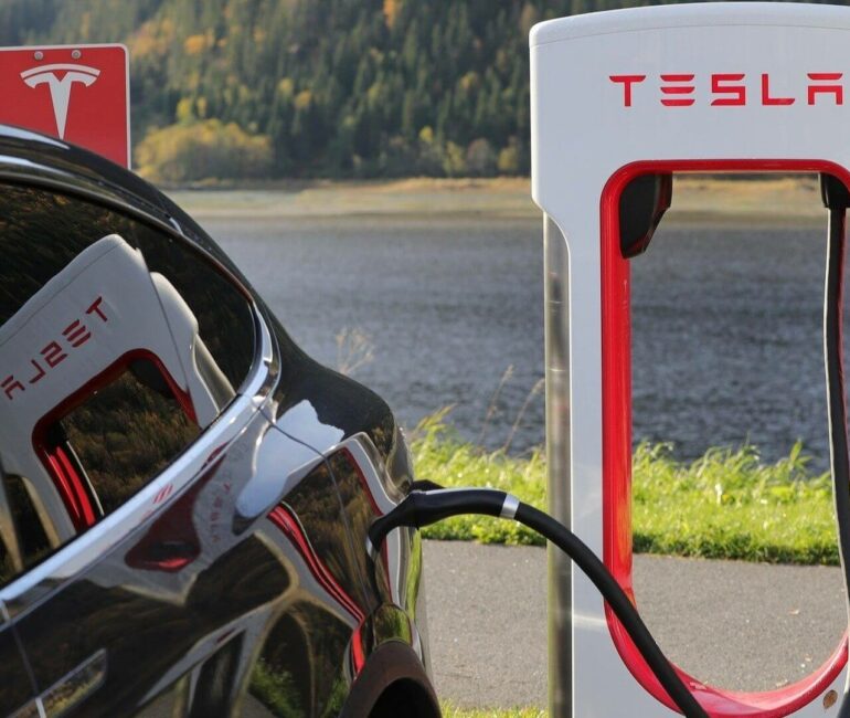 borne-recharge-tesla