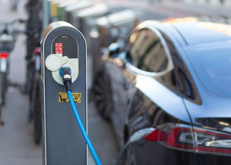 Voyager en voiture électrique comment planifier ses trajets grâce aux bornes de recharge