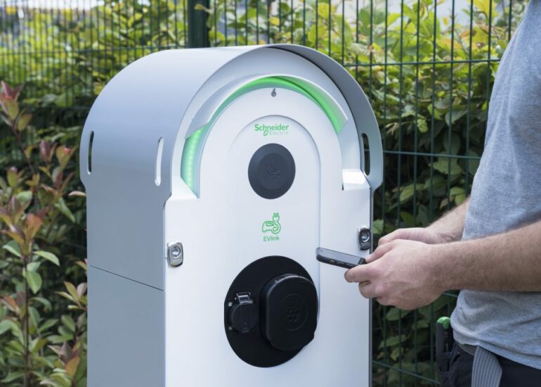 Pourquoi choisir une borne de recharge Schneider Electric pour votre VE