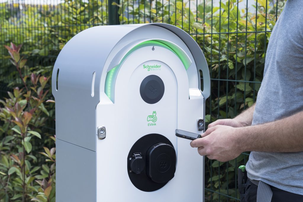 Pourquoi choisir une borne de recharge Schneider Electric pour votre VE