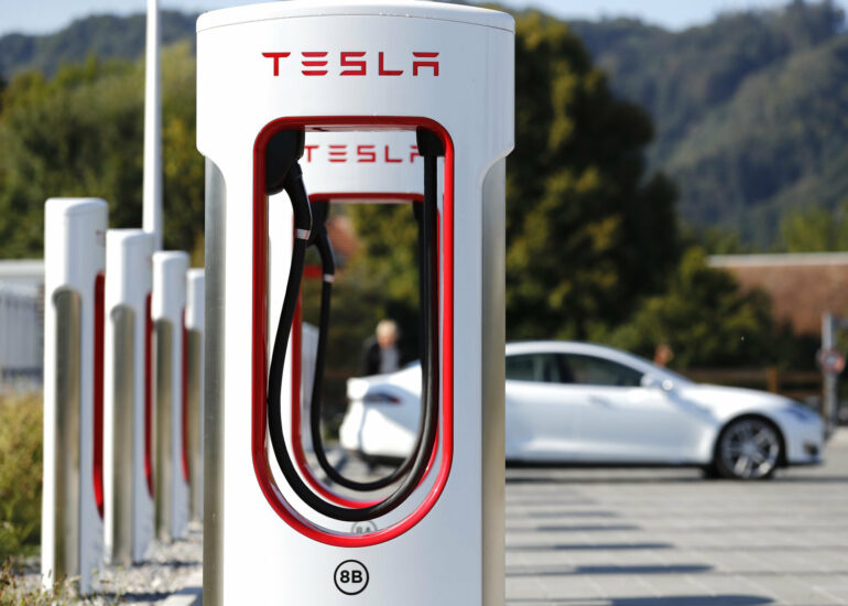 Tesla et la recharge solaire vers une énergie 100% renouvelable